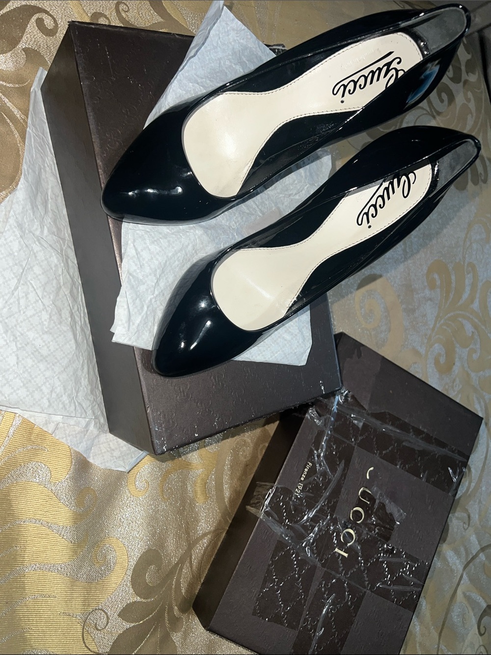 Authentic GUCCI Black Patent Leather Script Logo Classic Pumps Size 7 IT 37